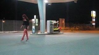 Prostituta de rua andando em posto de gasolina