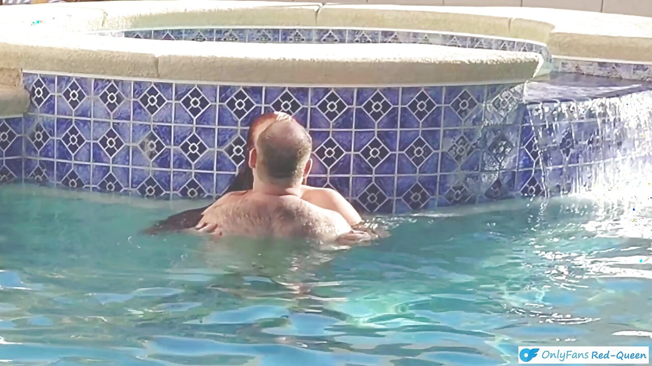 hot lanbe baalon vaali jinjar chodne laayak mammi aautdor pool men dubki laga rahi hai aur chudaee kar rahi hai