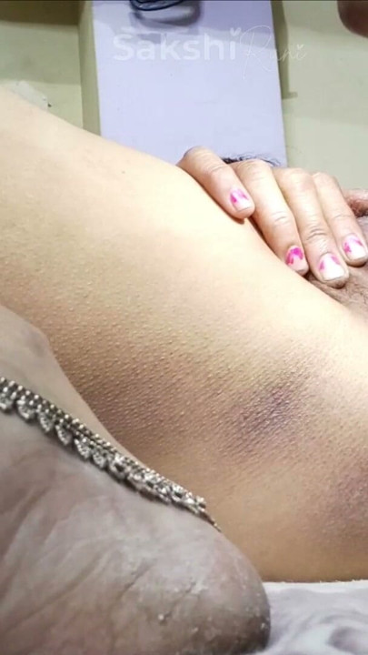 Hintli büyük memeli hamile üvey kız odasında tek başına amına mastürbasyon yapıyor ve üvey babasına yakalanıyor | Klip 1
