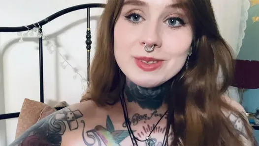 German tattoo babe is too horny and fucks through her thight!!