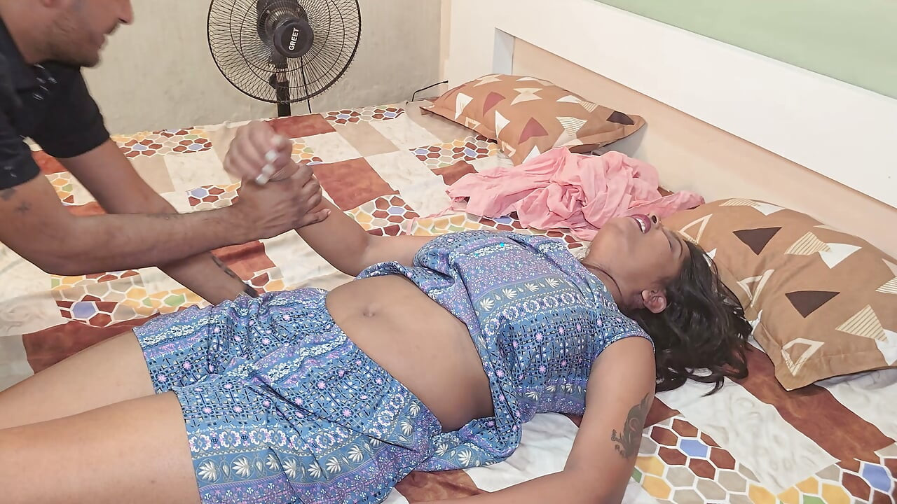 Tejaswani, star du porno indienne populaire, baise avec son fan avec une énorme bite de 8 pouces, elle crie quand elle est plus à l’intérieur