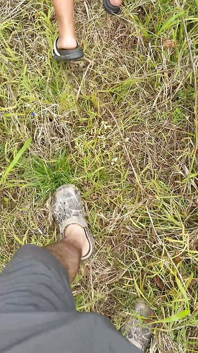 Uma linda garota de fazenda é fodida pelo dono da fazenda nos campos.