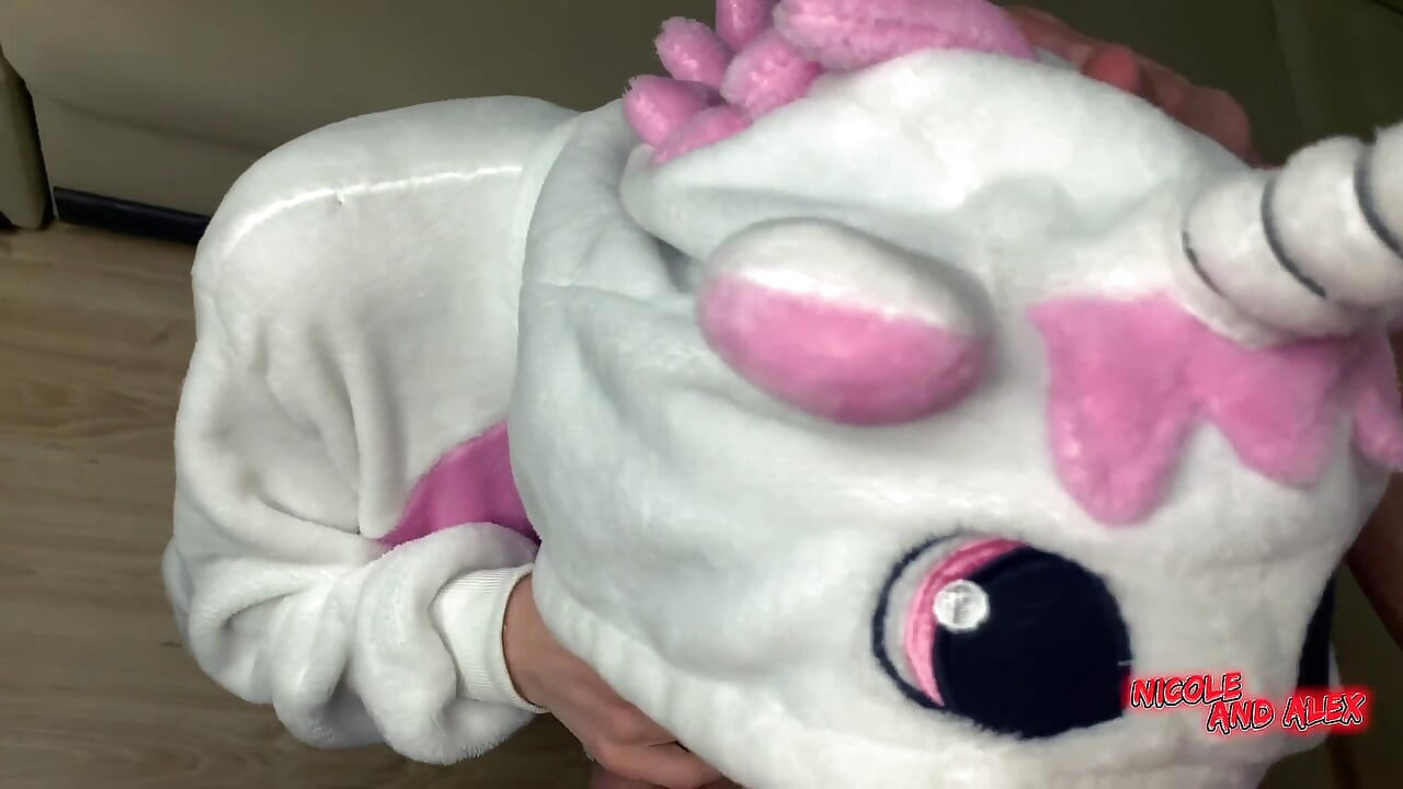 ユニコーンのコスチュームを着たホットなブルネットの女性とセックスし、中で射精しました