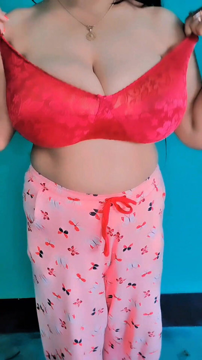 Busty Indian Bhabi sending Nude Selfie Video to her lover. | Clip 1