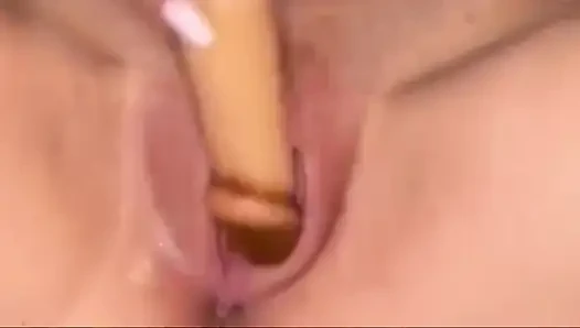 Solo-frau masturbiert. Echter orgasmus