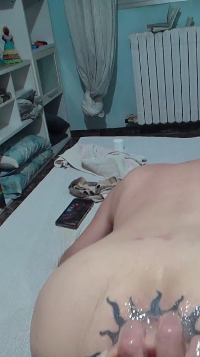 ตูดที่เต็มไปด้วยรอยสักกำลังถูกสอดมือเข้าไป | คลิป 2