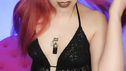 Cuckolds Juga Merayakan Halloween... Tapi Menyenangkan Penampilan Slutty Mereka Cinta!
