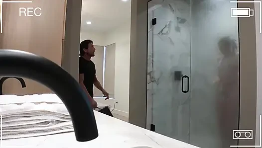 Kejutan apartemen pertama. Reaksinya sangat tak ternikahi.
