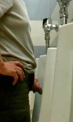 viejo showing his cock en  el urinal