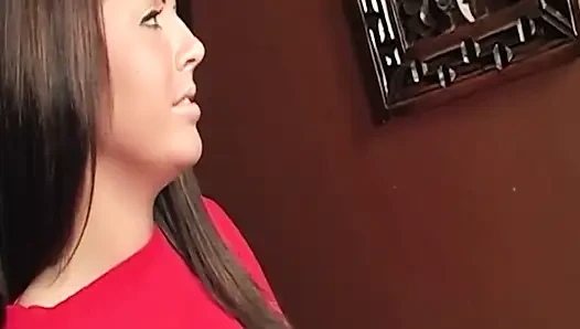 Esmer orta yaşlı seksi kadın amcığını açıyor ve delikten çıkan yarağı emiyor