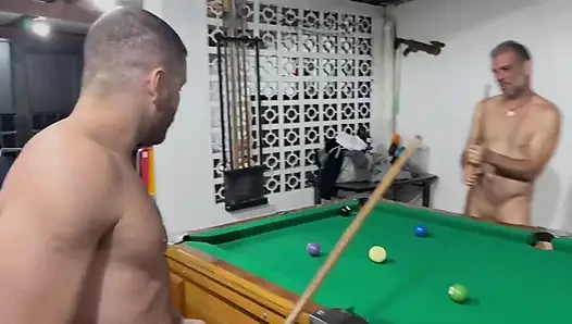 Bay Carmona ve Victor Ferraz çıplak bilardo oynuyor