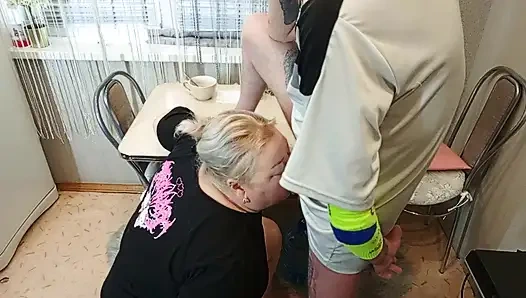 Sore hari, aku menyetubuhi tetanggaku di mulut di dapur dan muncrat