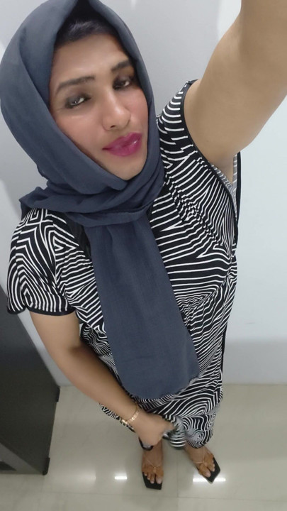 LABĂ SEXY CU FATĂ TRANSSEXUALĂ
