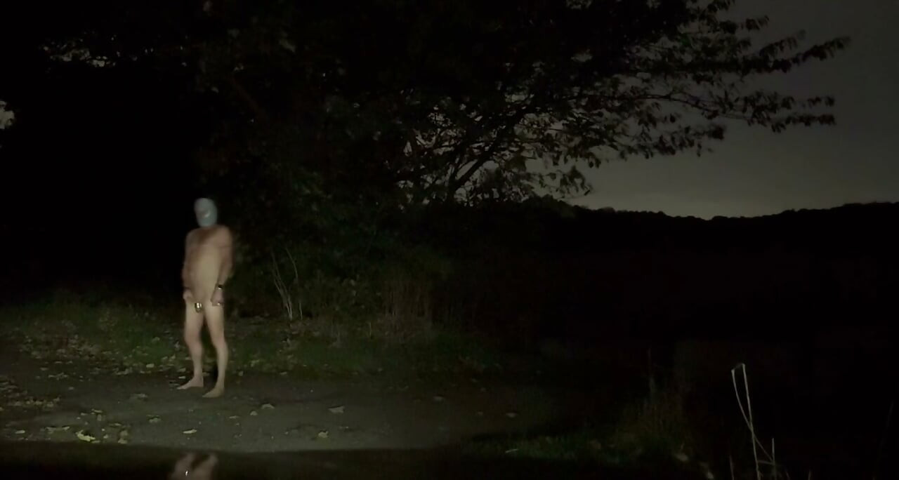 Afrukken voor het verkeer met alleen een bivakmuts aan