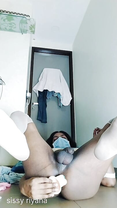 Indijska Riyana žestoko fukira dildo u filmu Sama kod kuće