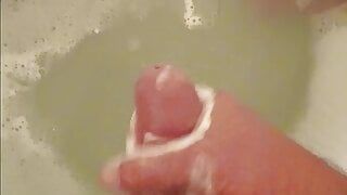 Viejo sucio masturbándose en la bañera