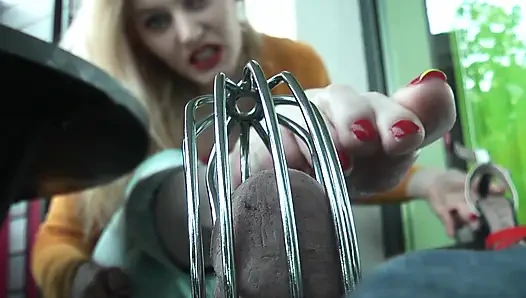 Тренировка фут-фестингов рабыни, порнозвезда