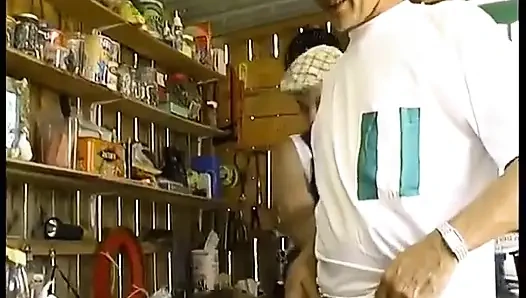 Yaramaz bir kız yumurta için gelirken dedesini ve komşusunu yapıyor!