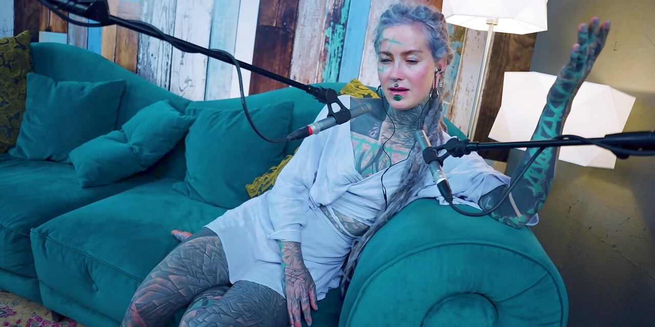 F hakkında konuşuyorum - korku - asmr podcast sfw konuşuyor gotik sıska kız dreadlocks dövmeli model dövmeli kız