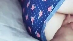 Мастурбирую на сексуальную мексиканскую латину-милфу с большой жопой под ее платьем в любительском видео