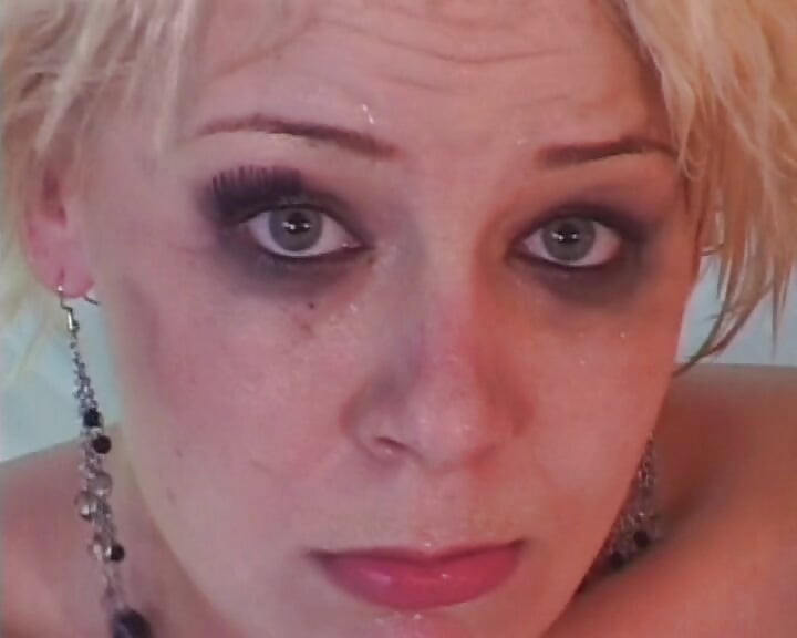 Blonde französische hure wird in lesbischer action mit pisse bespritzt
