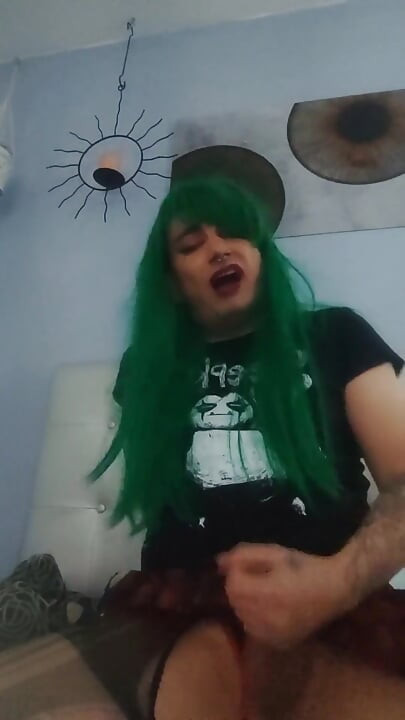 Німецький панк-транссексуал дає сольний оргазм