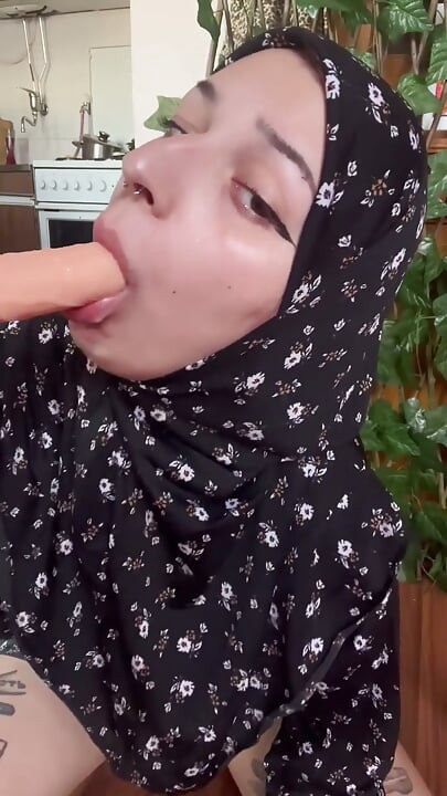 Мусульманка скачет на тебе