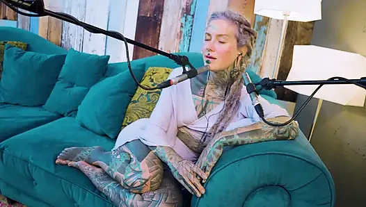 Aku lagi ngomongin tentang b - bordem - asmr podcast sfw lagi ngobrol sama model bertato rambut gimbal asal gotik