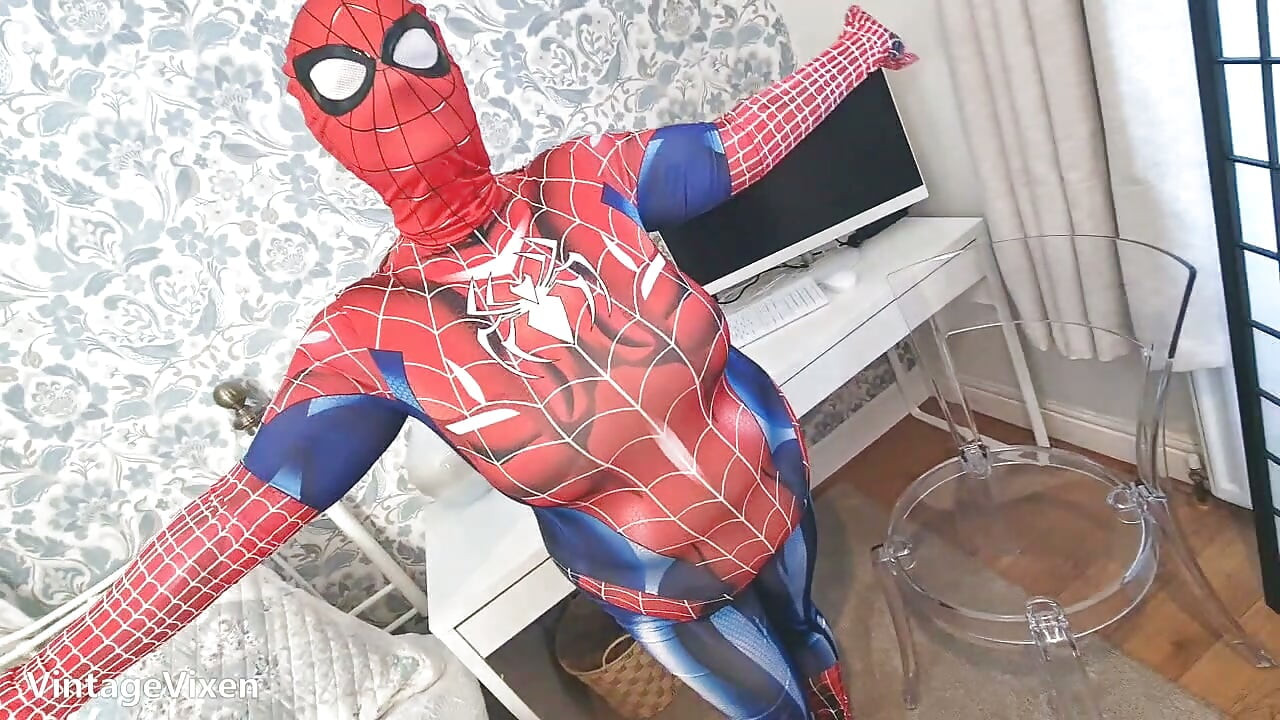 Truco o trato con una sexy BBW Mujer Araña con grandes tetas maduras