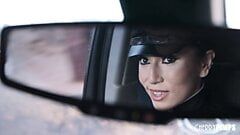Napalona szofer Judy Jolie chce dużego czarnego kutasa Donny'ego Sina