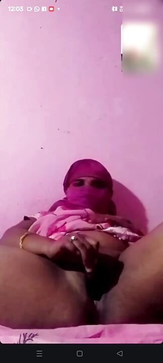 Video call baat kar rahi thi boyfriend se boyfriend chuchi dekh liya