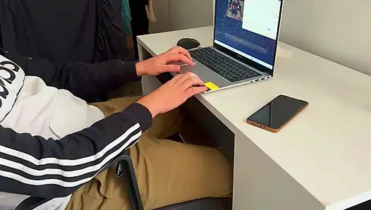 Göğüslü Üvey Kız Kardeşim Beni En Iyi Oral Seksle Şaşırttı