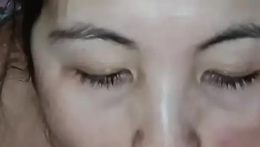 Моя новая мачеха пришла навестить меня ночью и делала минет, пока я не кончила ей в рот.