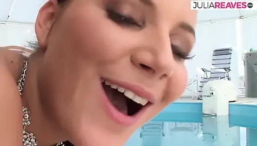 Seksi kız büyük yarak emdikten sonra sert bir sikiş için eğiliyor