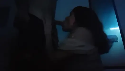 İşe gitmeden önce yarak emiyor