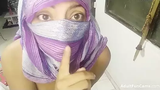 Горячая сексуальная милфа арабская зрелая в хиджабе мастурбирует сливочную киску до экстремального оргазма в любительском видео