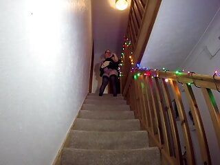 ストッキングの階段を掃除するメイド