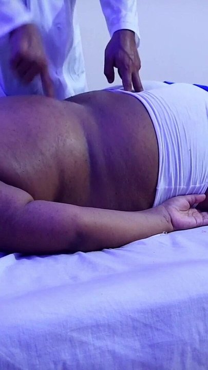これは、夫が家にいないときに男性マッサージセラピストを訪ねるたびに起こります - 彼は私を無制限に犯します | クリップ 2