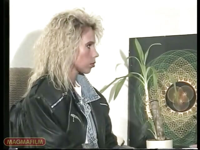 Noiva loira de jaqueta de couro