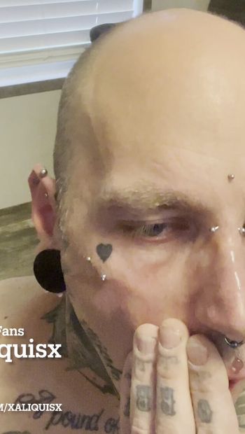 Gostosa tatuada leva enorme carga no rosto