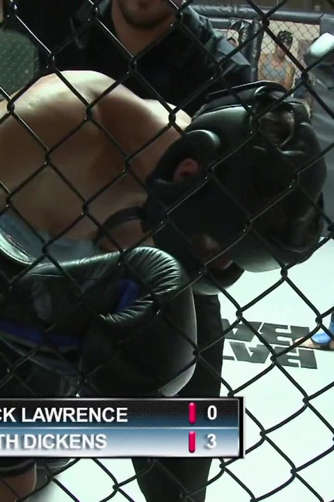 Prekrasna sočna rupa djevojke pulsira širom otvorena za ogroman kurac koji je nabija