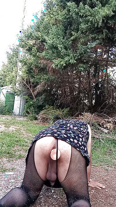 Transsexuală se pișă în aer liber