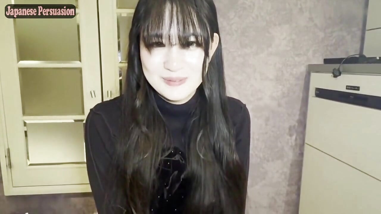 検閲なしの恩寵。遊び心のある衣装をまとった黒髪の洗練された美人が、感受性に支配され制御を失う