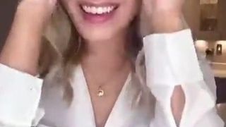 Mollie King продвигает продукт для волос в домашнем видео