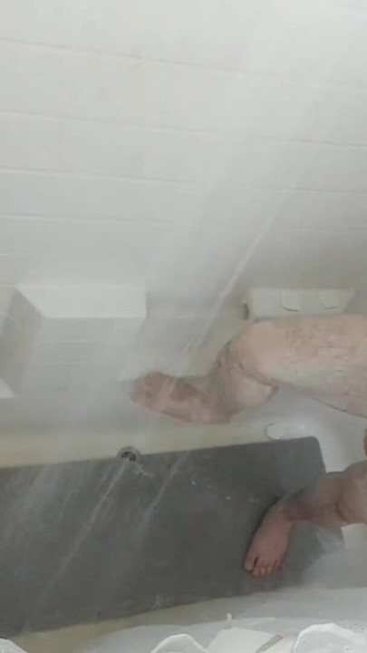 Chuveiro solo e masturbação para o marido urso peludo da rainha vermelha | Clipe 2