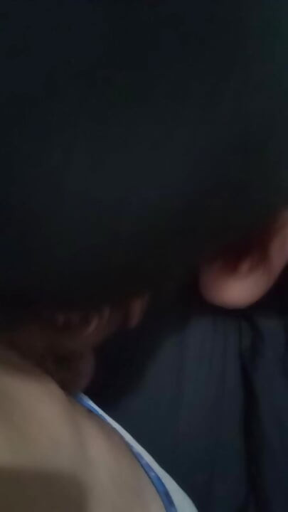 Tatăl vitreg se furișează cu fiica vitregă