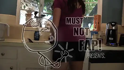 Genç ateşli ev hanımı ona yardım etmek için bir memuru eve kabul ediyor