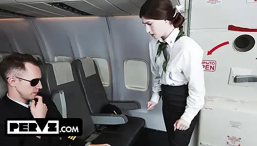 Hevesli uçuş görevlisi Hot Pearl sapık pilotla çok uygulamalı bir röportaj yapıyor