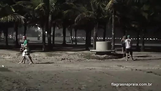 Группа друзей делает шлюху по улицам на побережье