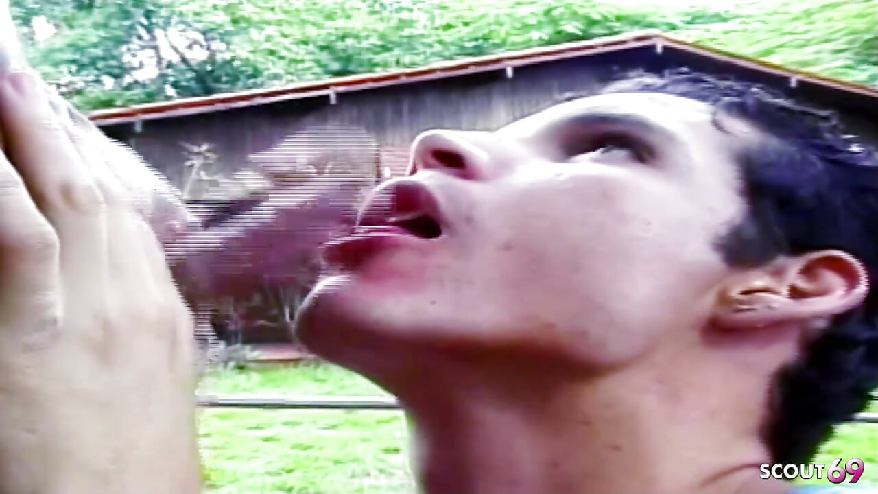 Ladyboy Latino dengan zakar tebal dikongkek dubur di luar rumah oleh lelaki